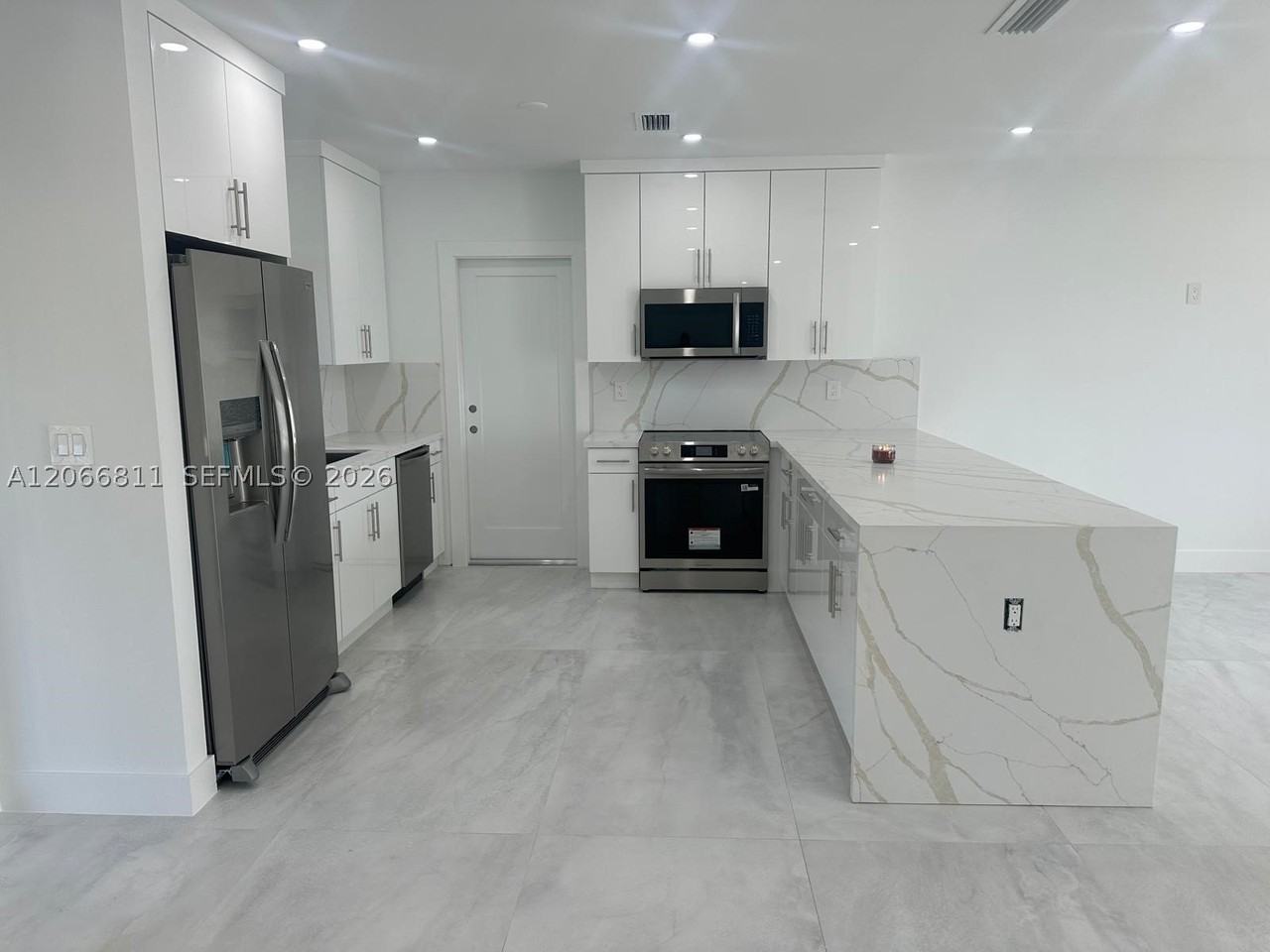 771 Nw 15th St - Photo 7 of 11