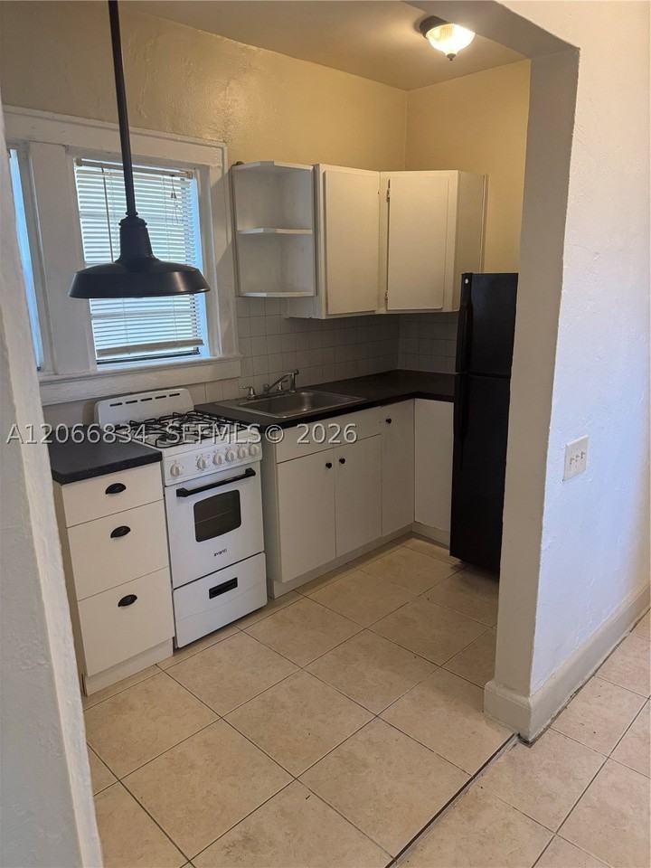 670 W 46th St #5 - Photo 2 of 5