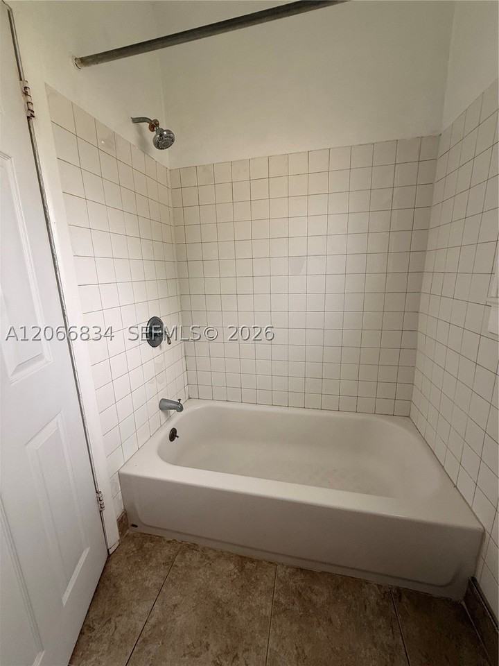 670 W 46th St #5 - Photo 3 of 5
