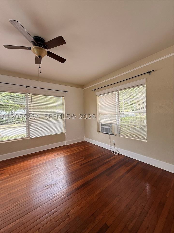 670 W 46th St #5 - Photo 4 of 5
