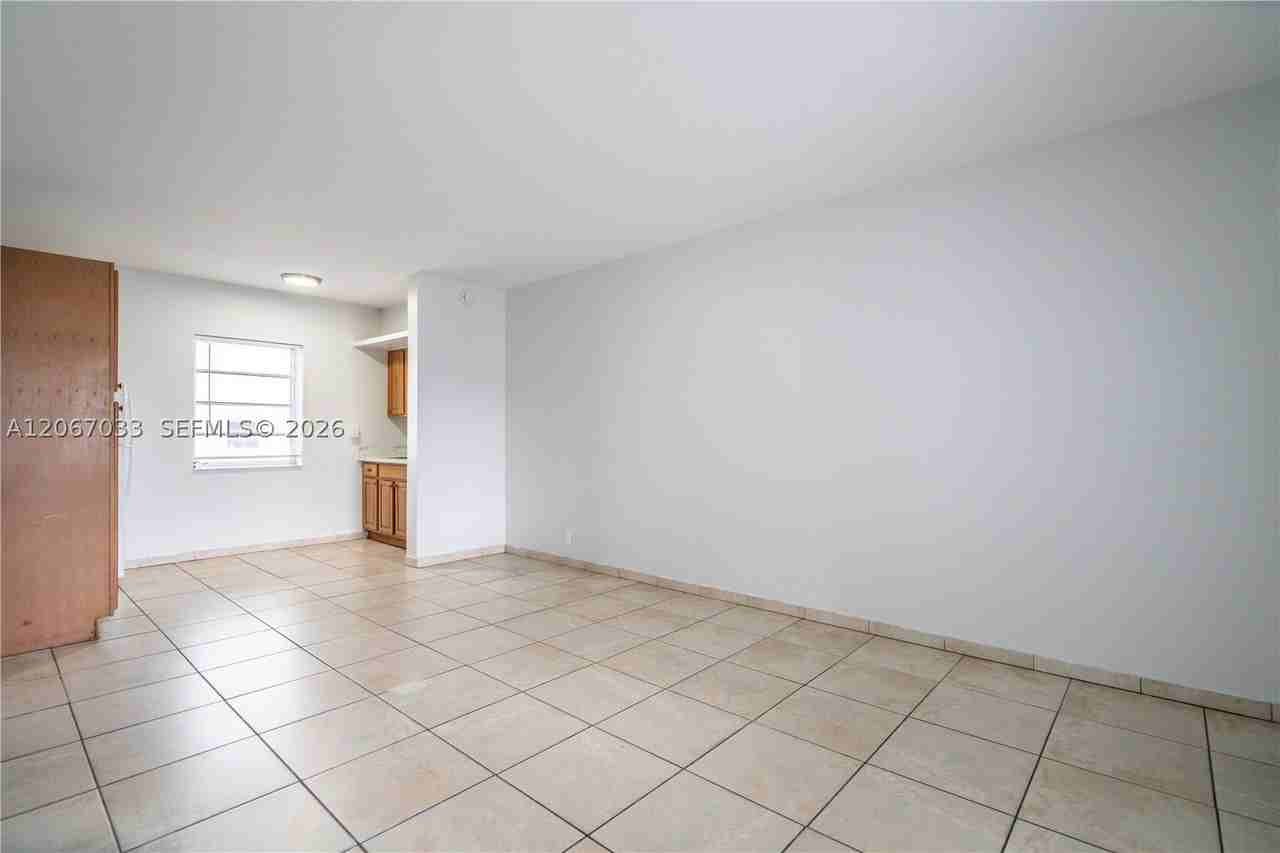 1208 71st St #8 - Photo 4 of 19