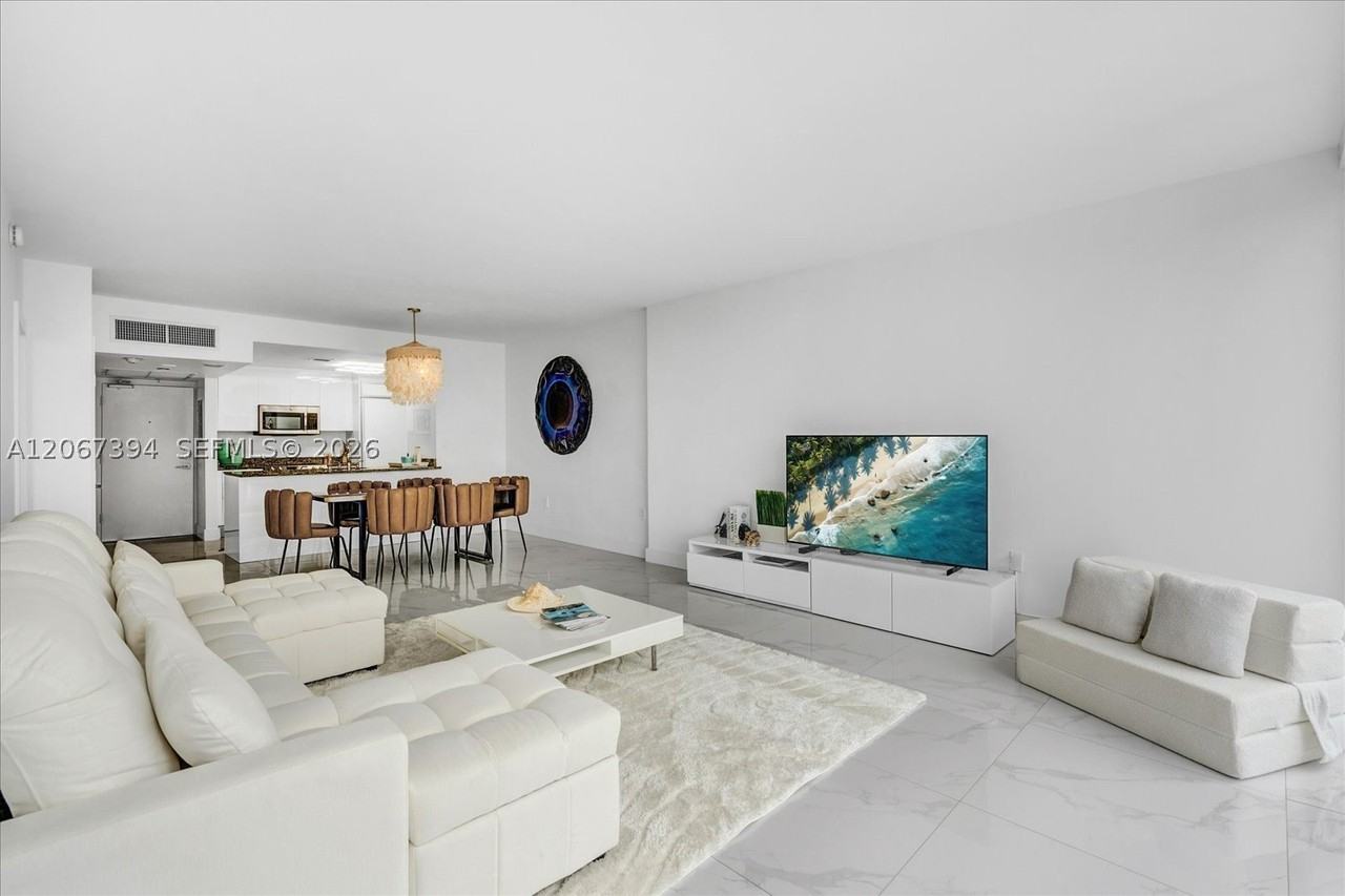 10275 Collins Ave #916 - Photo 4 of 31