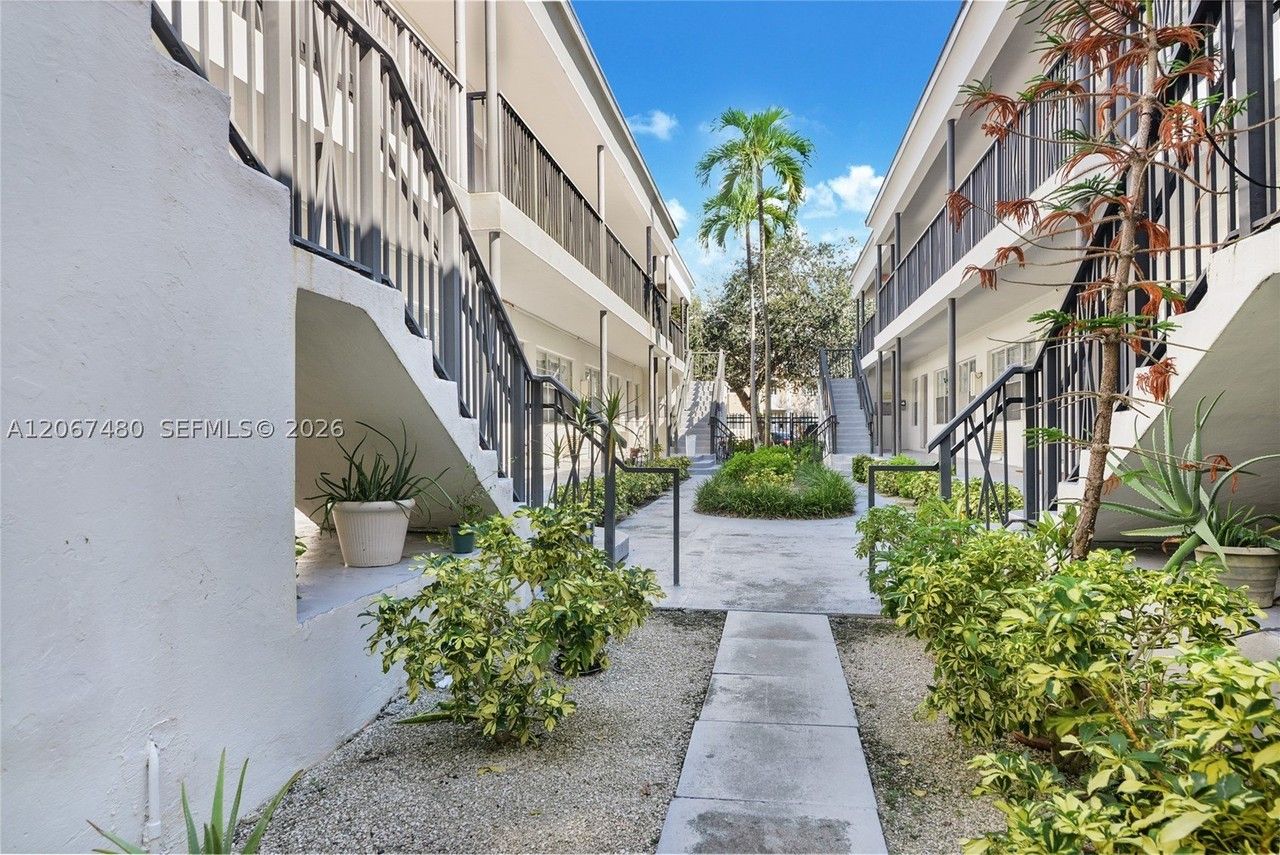 974 Biarritz Dr #11 - Photo 3 of 10