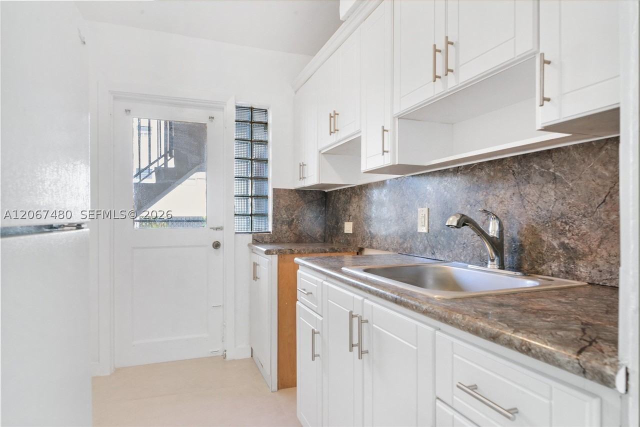 974 Biarritz Dr #11 - Photo 5 of 10