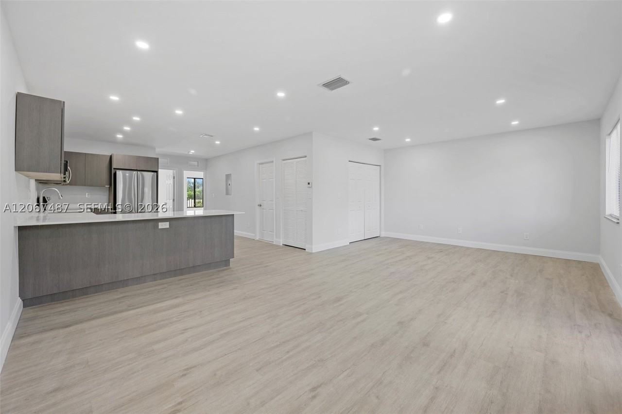 349 Nw 40th St #203 - Photo 2 of 15