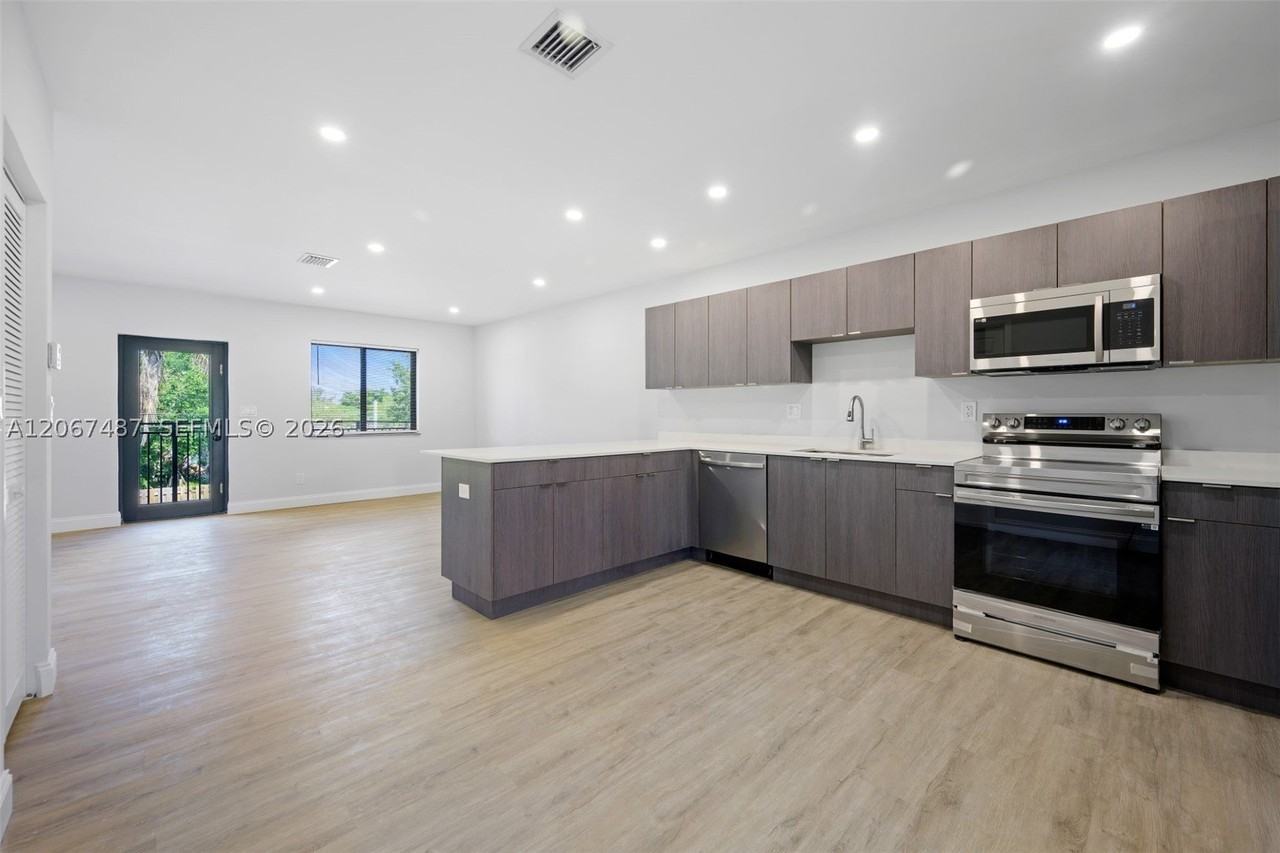 349 Nw 40th St #203 - Photo 4 of 15
