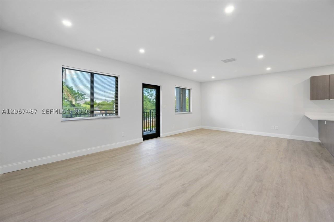 349 Nw 40th St #203 - Photo 5 of 15
