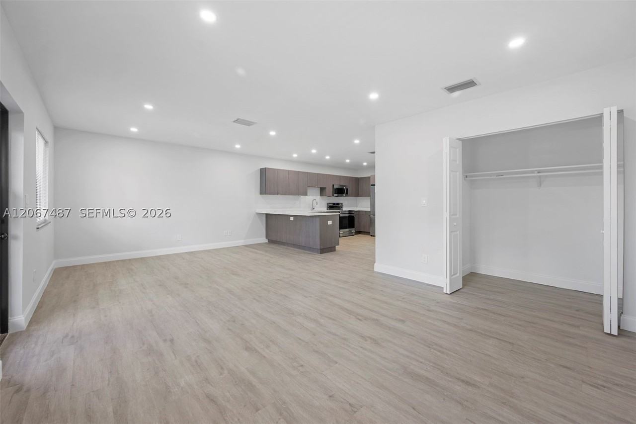 349 Nw 40th St #203 - Photo 6 of 15