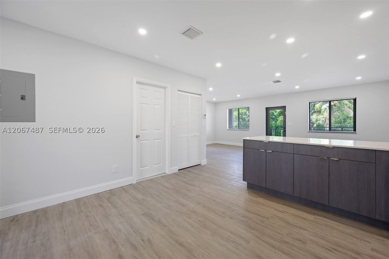 349 Nw 40th St #203 - Photo 7 of 15