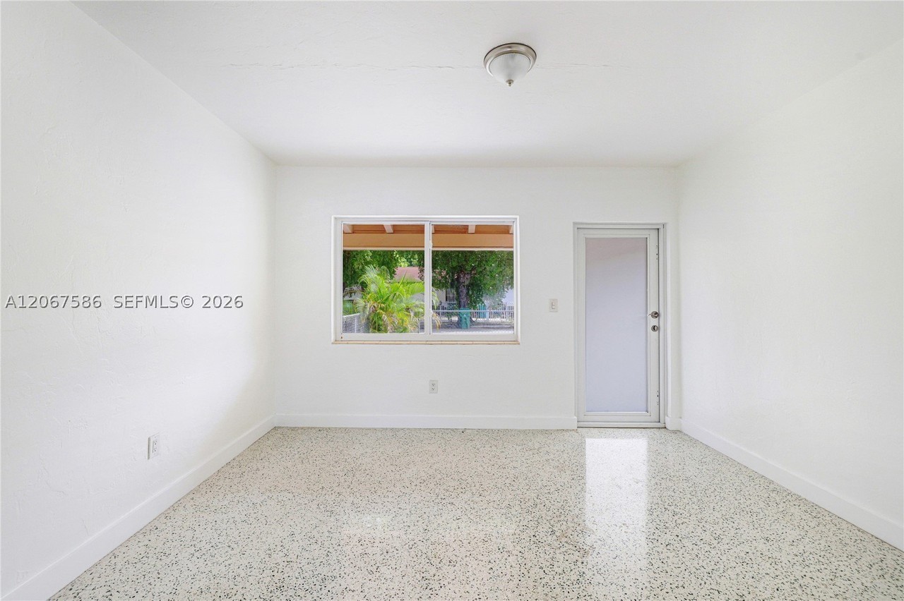 1202 Nw 34th St #1202 - Photo 4 of 15