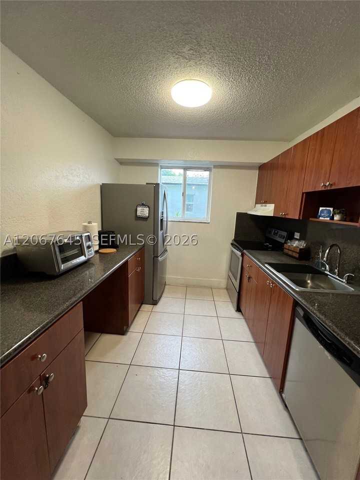 458 Sw 10th St #4 - Photo 3 of 15