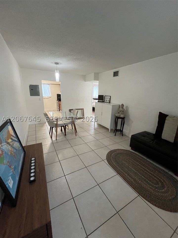 458 Sw 10th St #4 - Photo 4 of 15