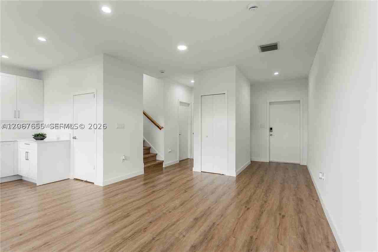 425 Sw 1st St #1 - Photo 6 of 21