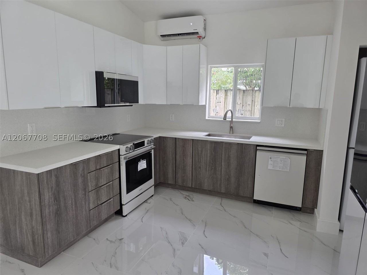 111 Ne 45th St - Photo 4 of 16