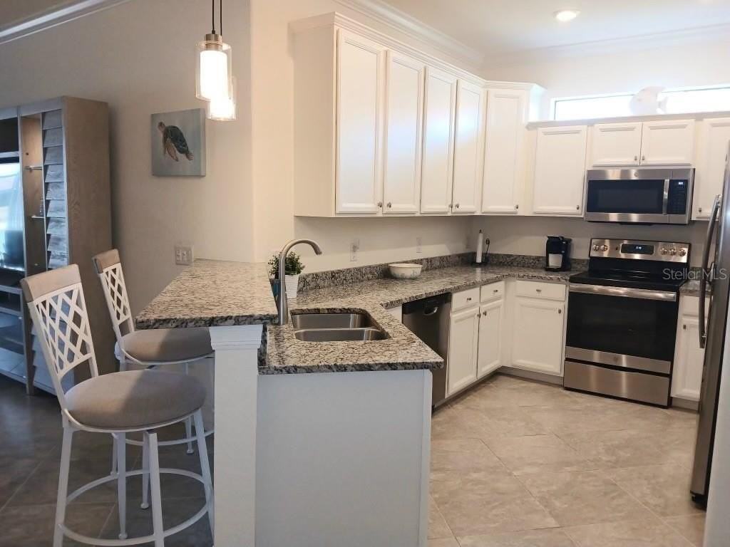 12568 Felice Dr - Photo 3 of 32