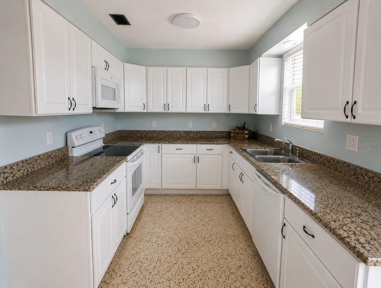 1145 Cordova Ave - Photo 6 of 19