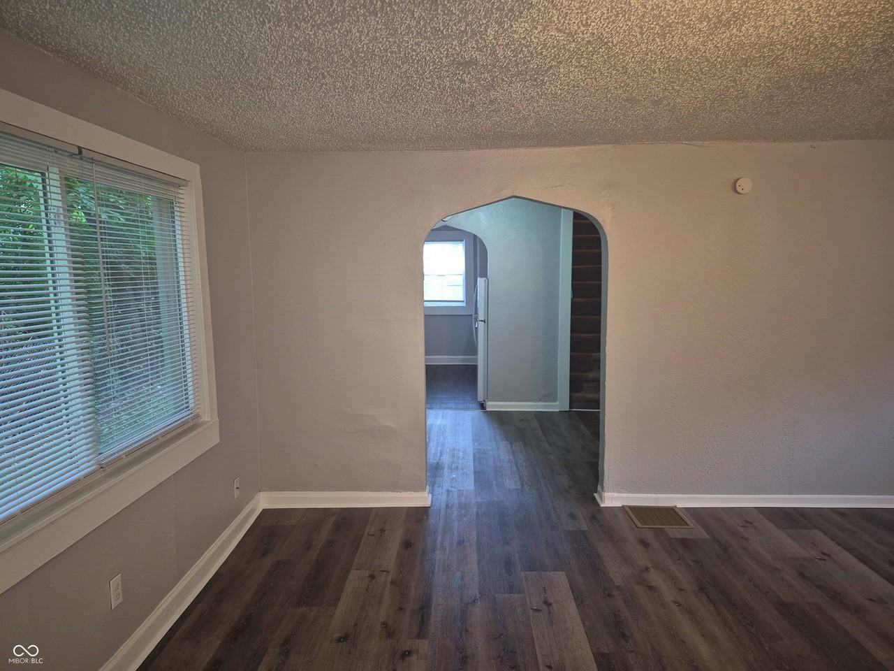 3338 N Kenwood Ave - Photo 4 of 28