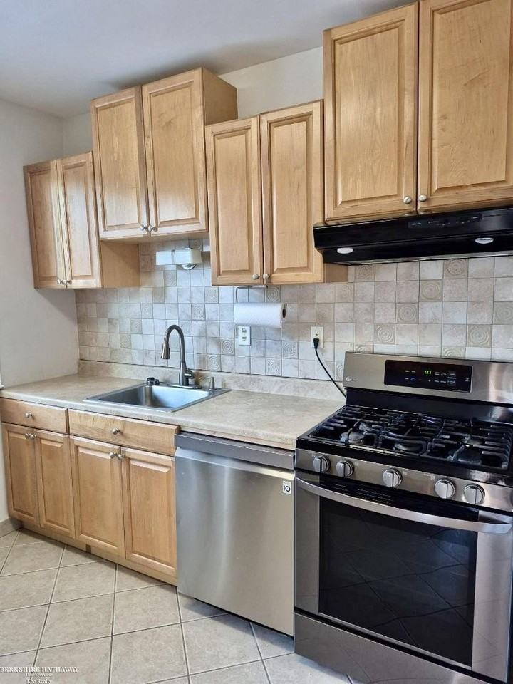 1241 Beaconsfield Ave - Photo 5 of 16