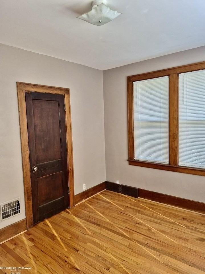 1241 Beaconsfield Ave - Photo 7 of 16