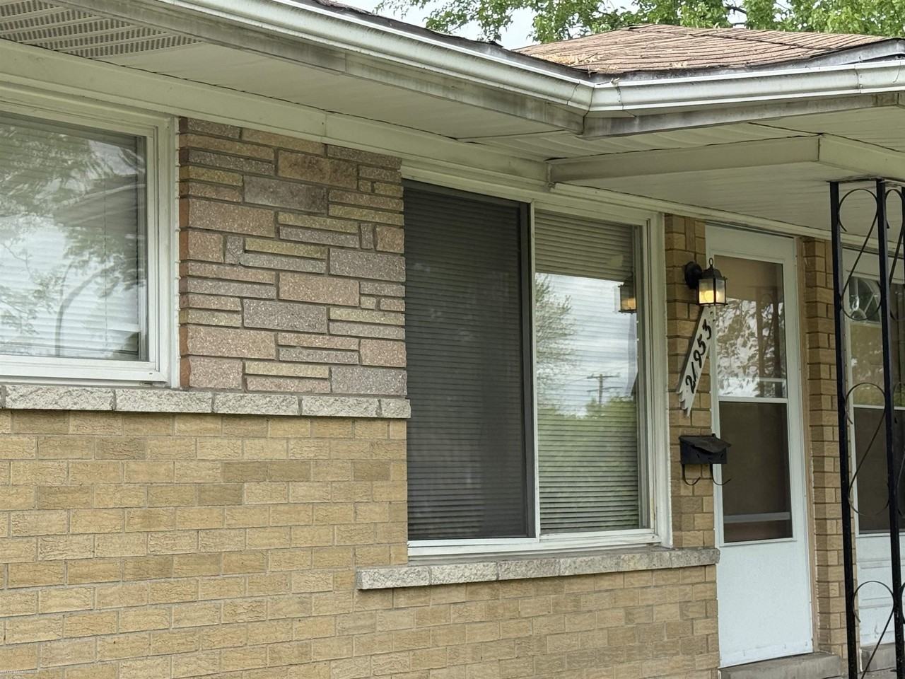 21953 Coolidge Hwy - Photo 2 of 14