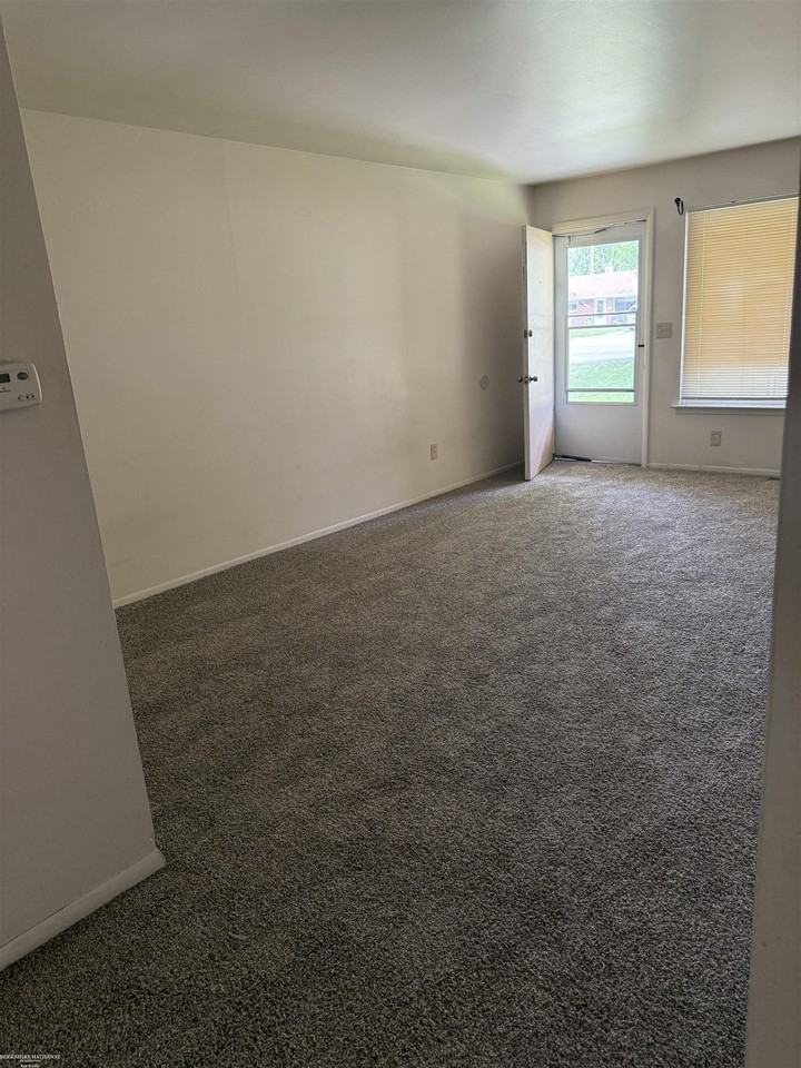 21953 Coolidge Hwy - Photo 4 of 14