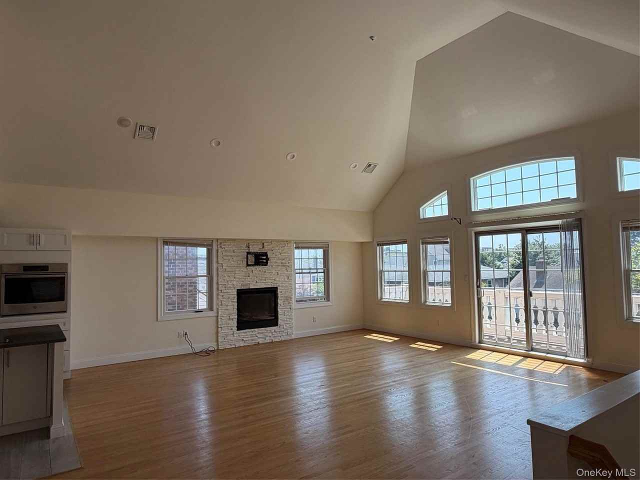 621 E Olive St #2 - Photo 3 of 25