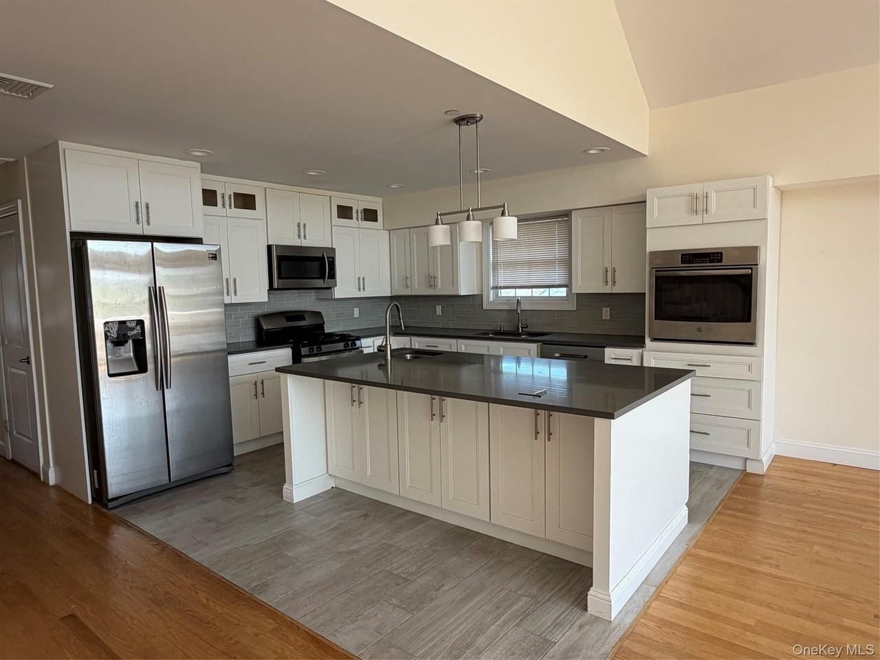 621 E Olive St #2 - Photo 4 of 25