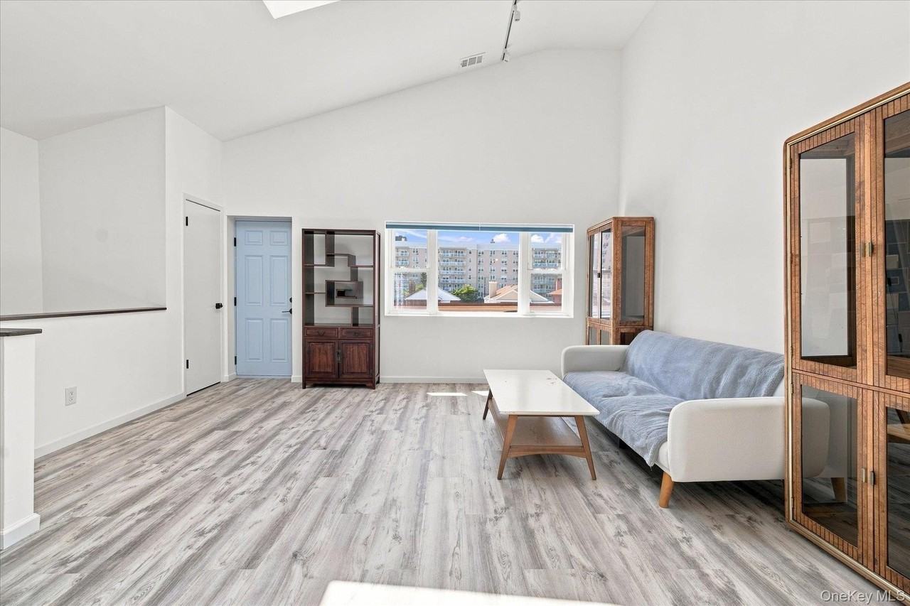 537 E Broadway #201 - Photo 3 of 23