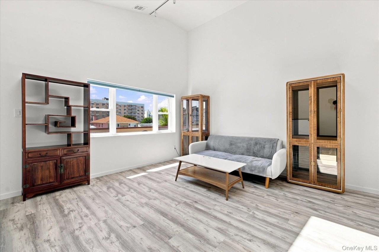 537 E Broadway #201 - Photo 4 of 23