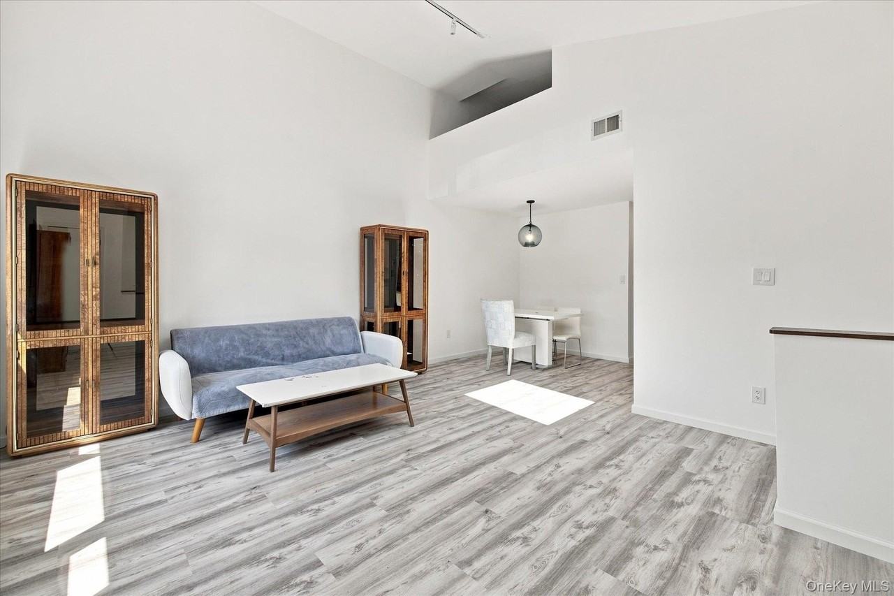 537 E Broadway #201 - Photo 5 of 23