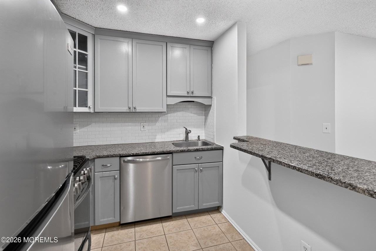 92 Des Moines Ct - Photo 2 of 20