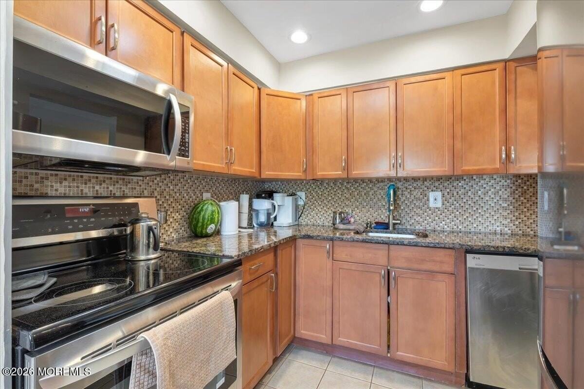 119 Avery Ave #J27 - Photo 7 of 18