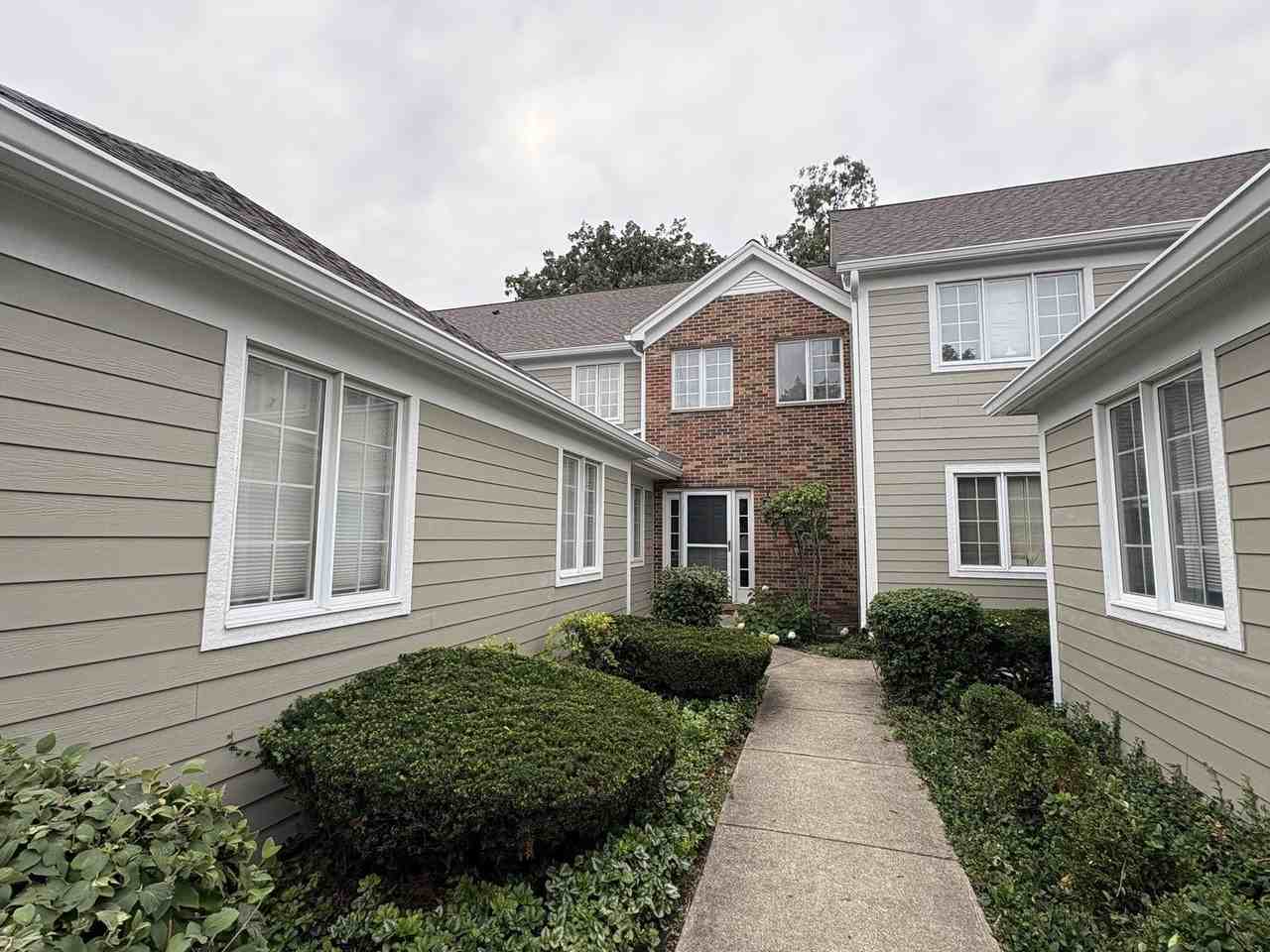 805 Suffield Sq - Photo 3 of 12