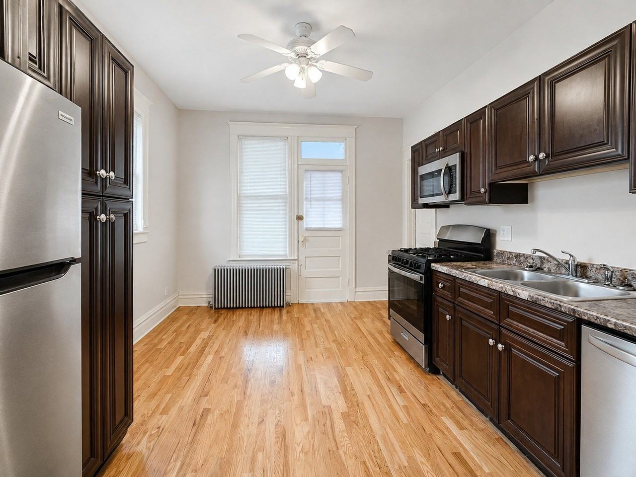 3722 N Bosworth Ave #1R - Photo 3 of 12
