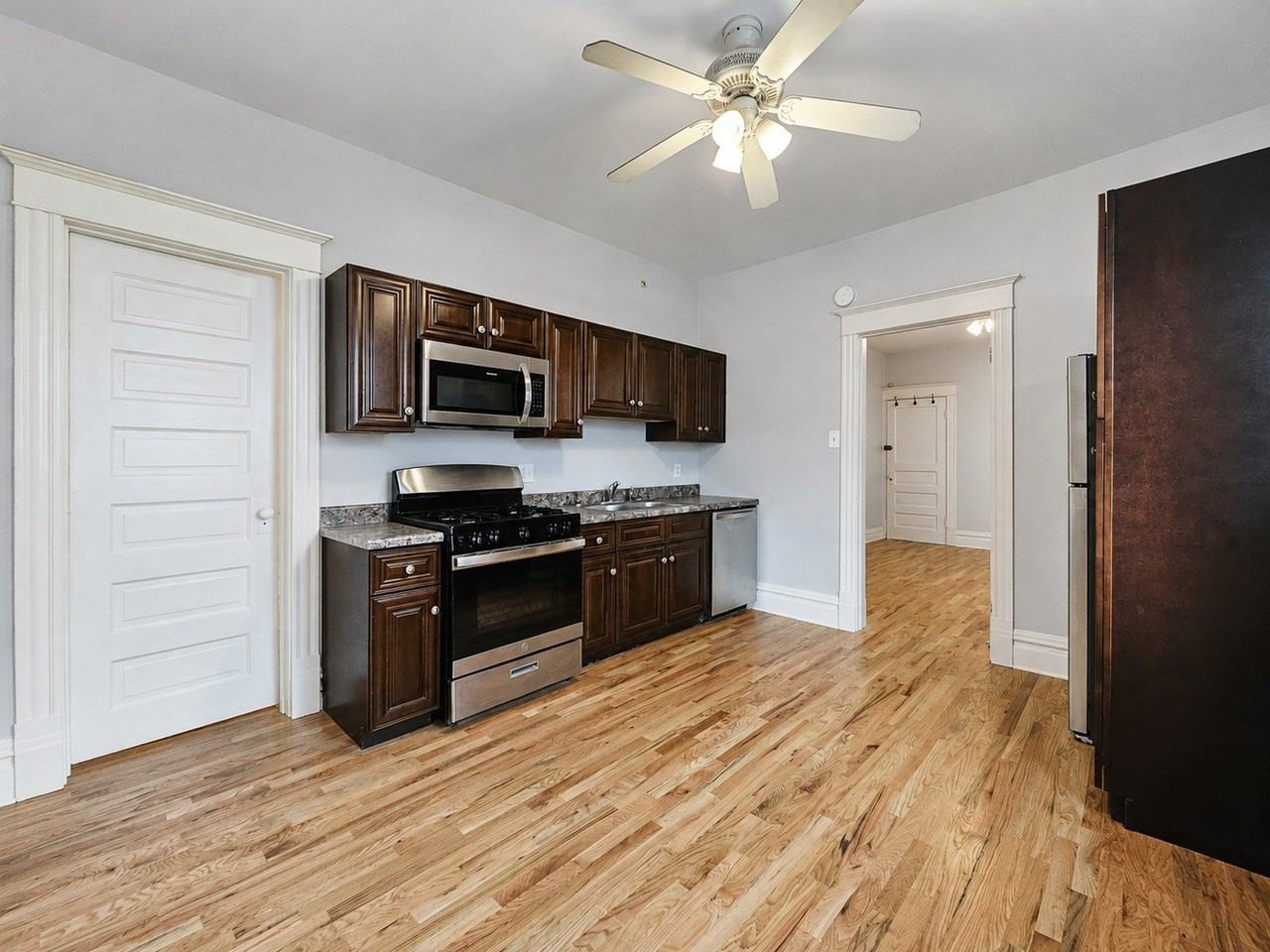 3722 N Bosworth Ave #1R - Photo 4 of 12