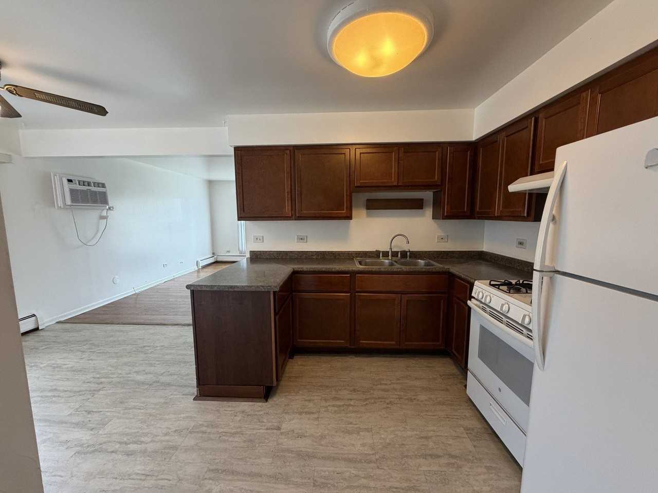 4549 Forest Ave #2S - Photo 4 of 8