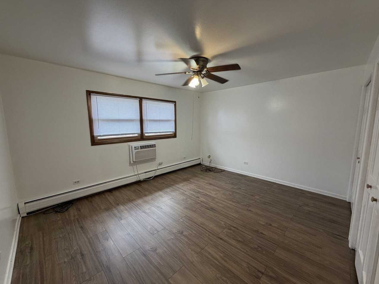 4549 Forest Ave #2S - Photo 6 of 8