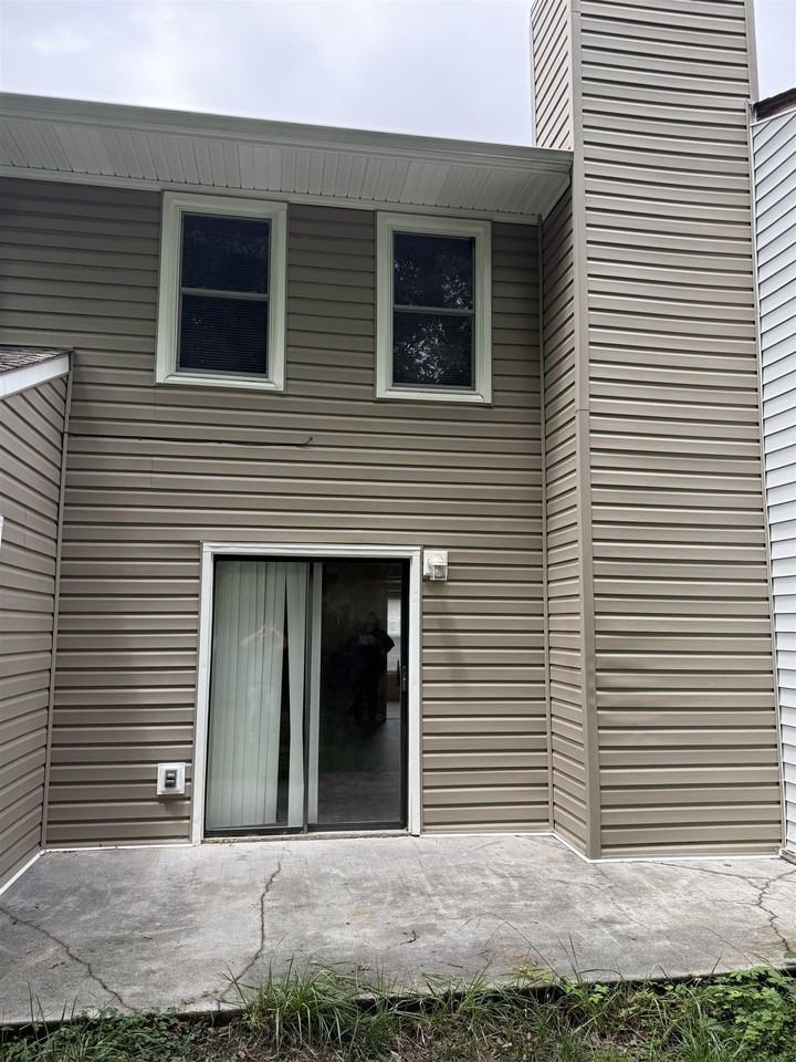 1679 York Dr - Photo 2 of 14
