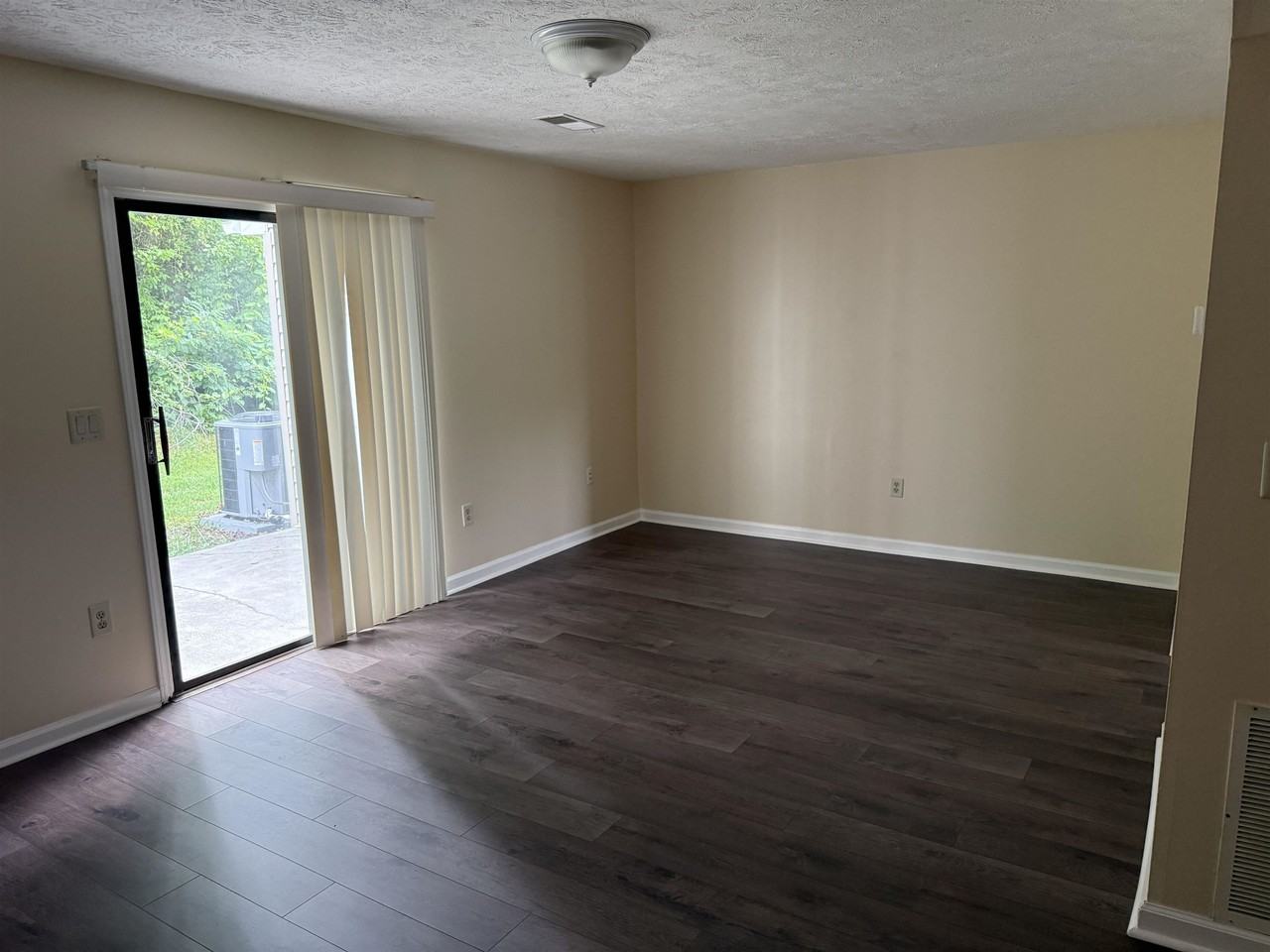 1679 York Dr - Photo 3 of 14