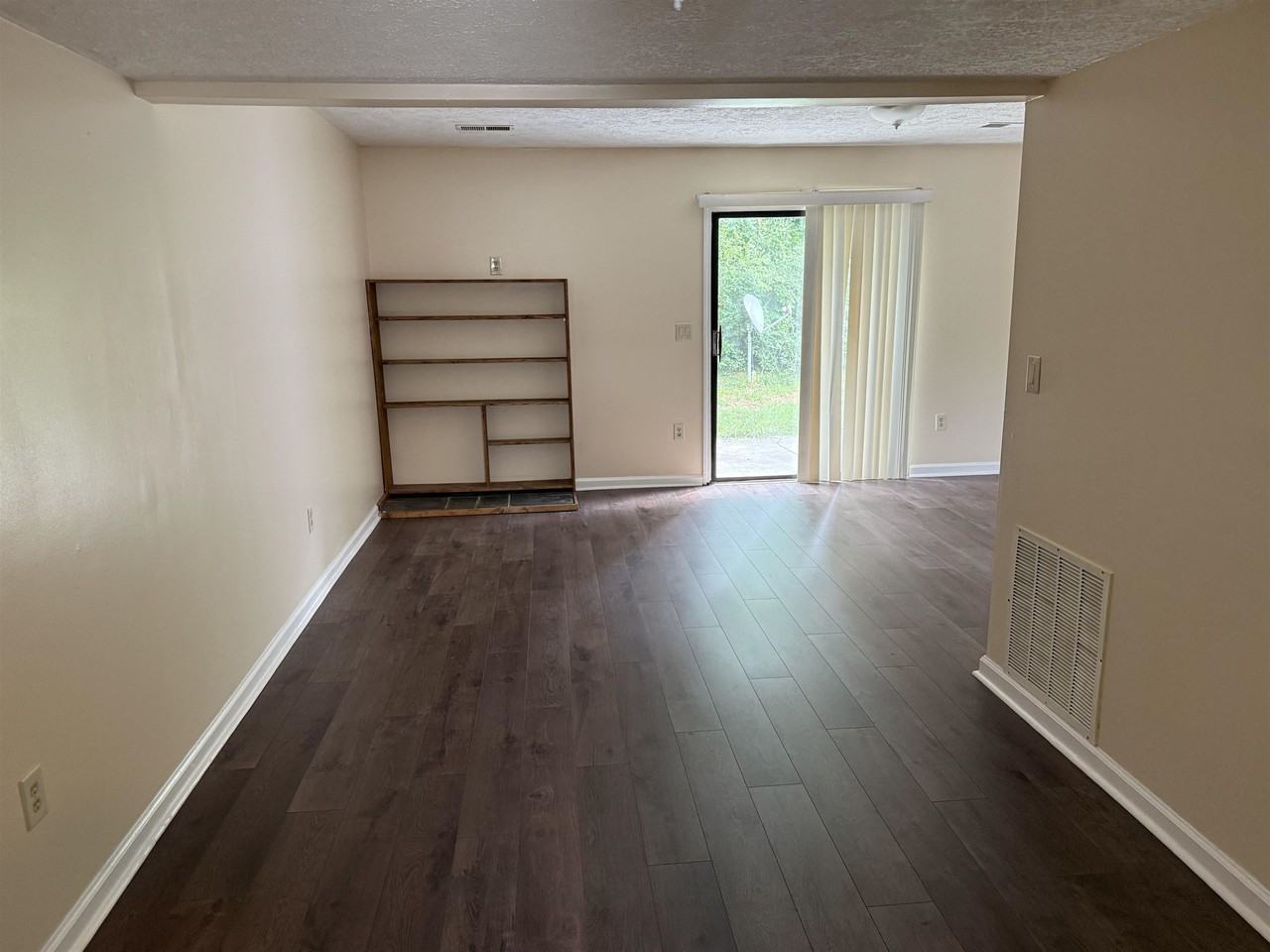 1679 York Dr - Photo 4 of 14