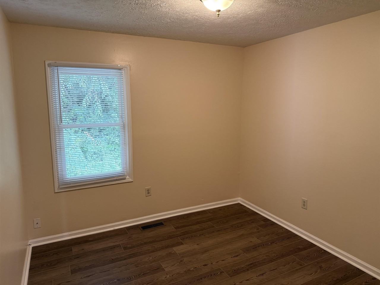 1679 York Dr - Photo 5 of 14