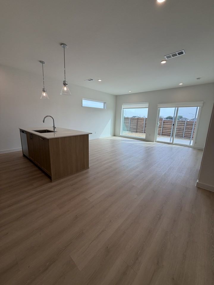 Plainfield Dr - Photo 3 of 5
