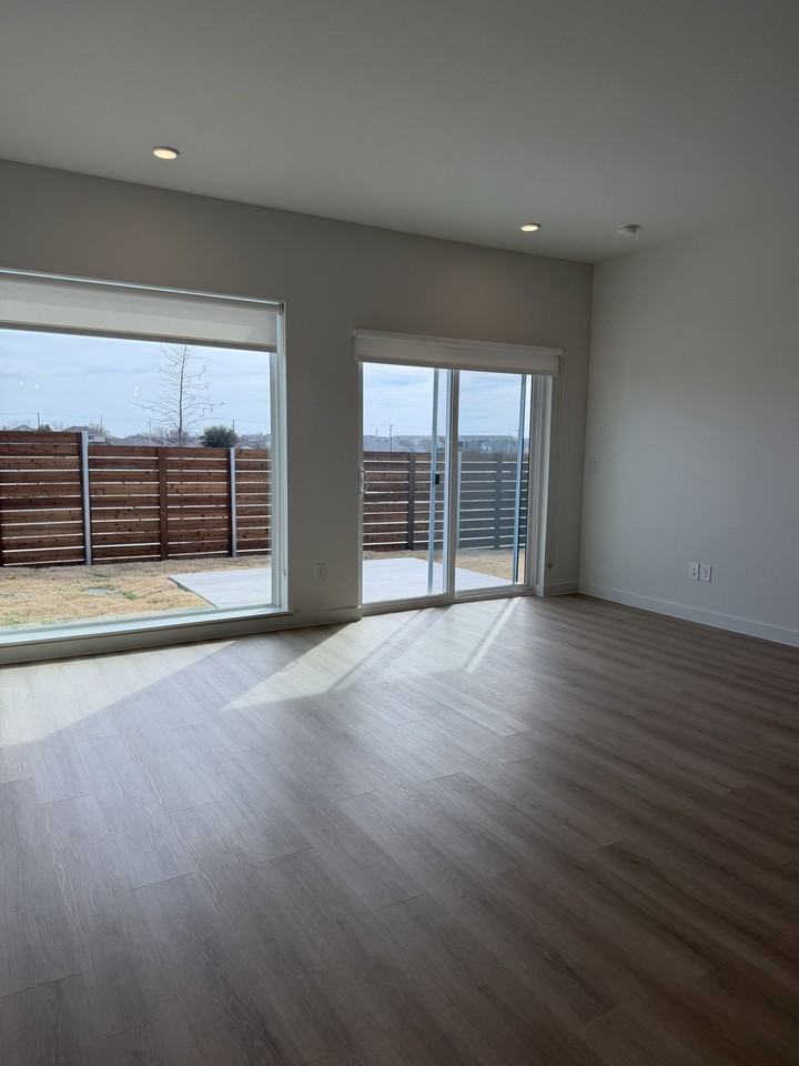 Plainfield Dr - Photo 4 of 5
