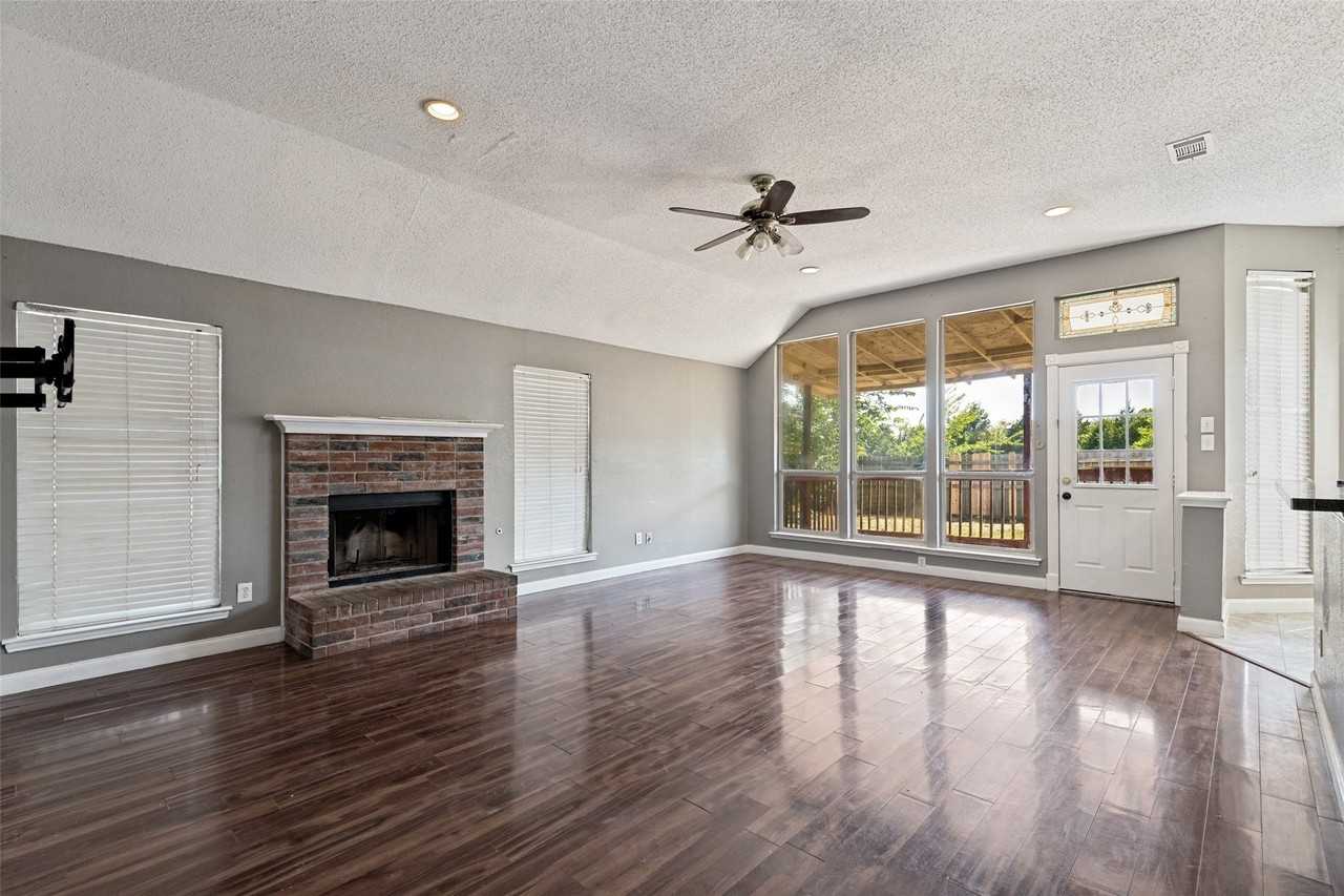 521 Brazos St - Photo 2 of 12