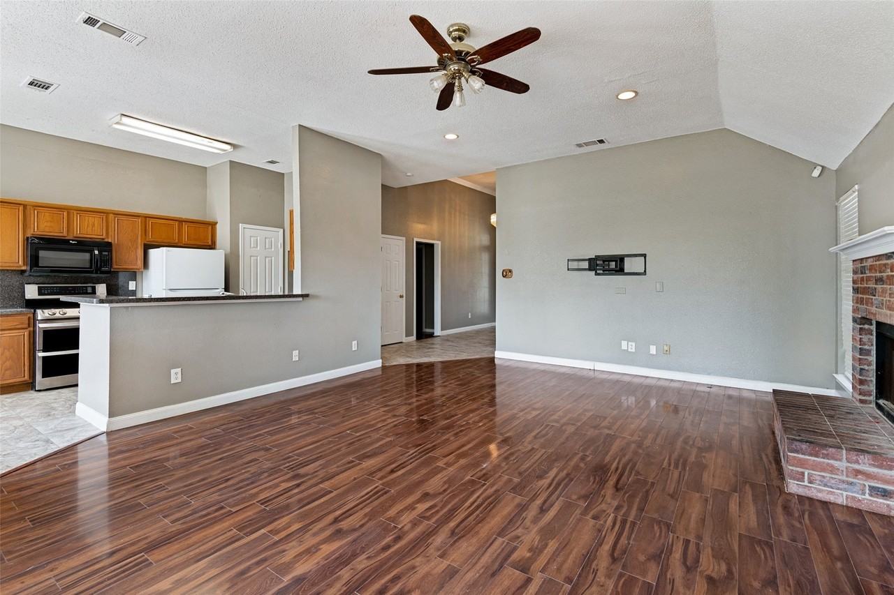 521 Brazos St - Photo 3 of 12