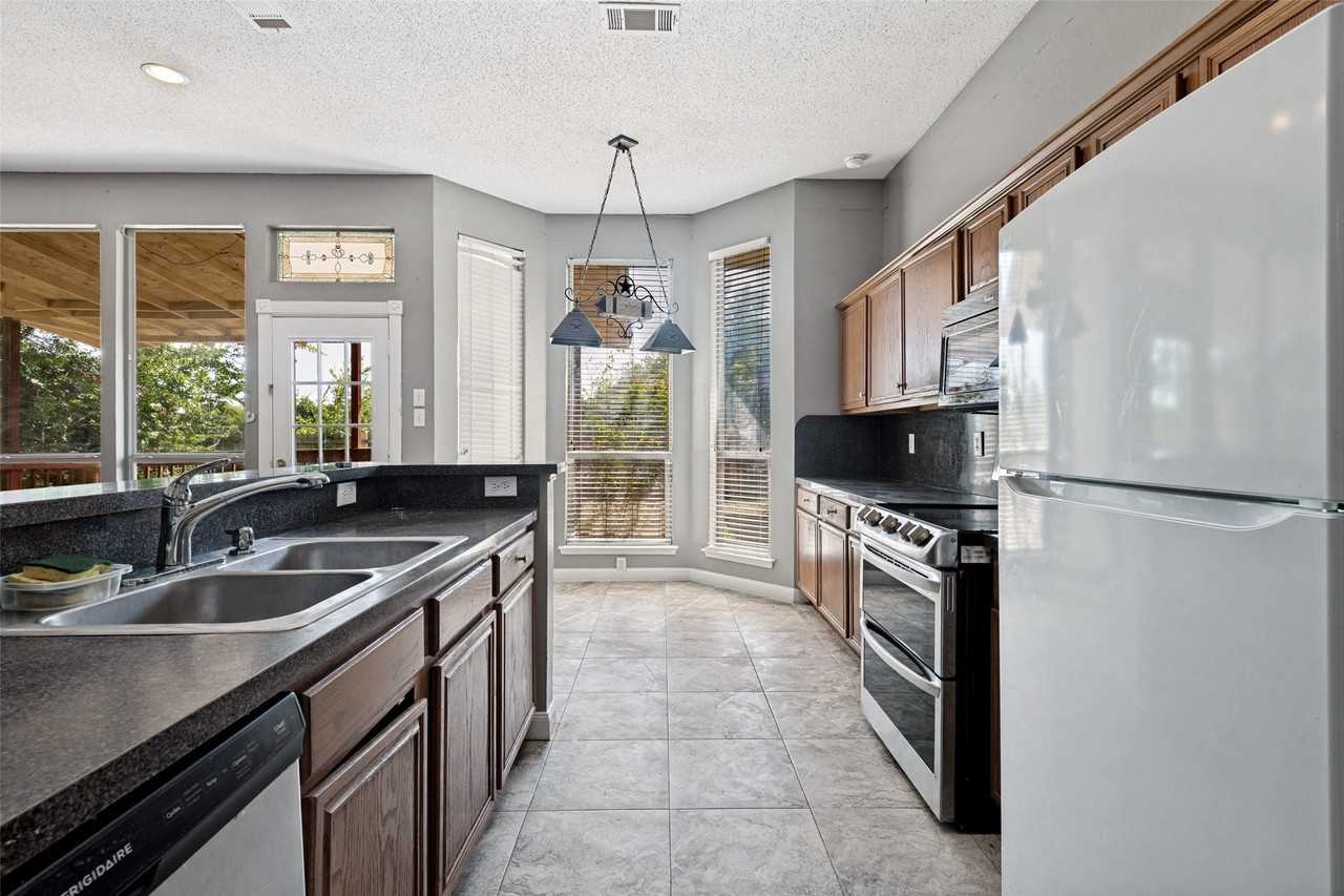 521 Brazos St - Photo 4 of 12