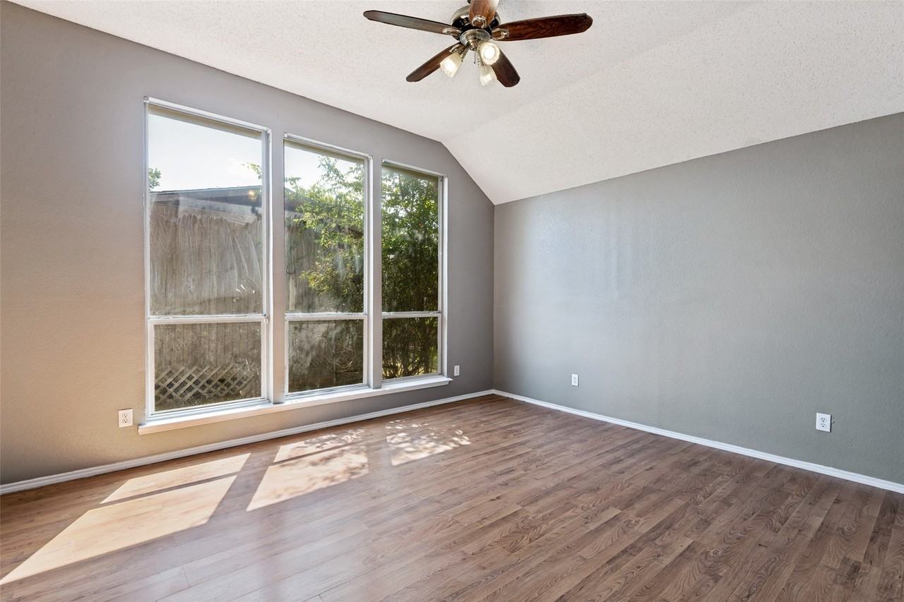 521 Brazos St - Photo 5 of 12