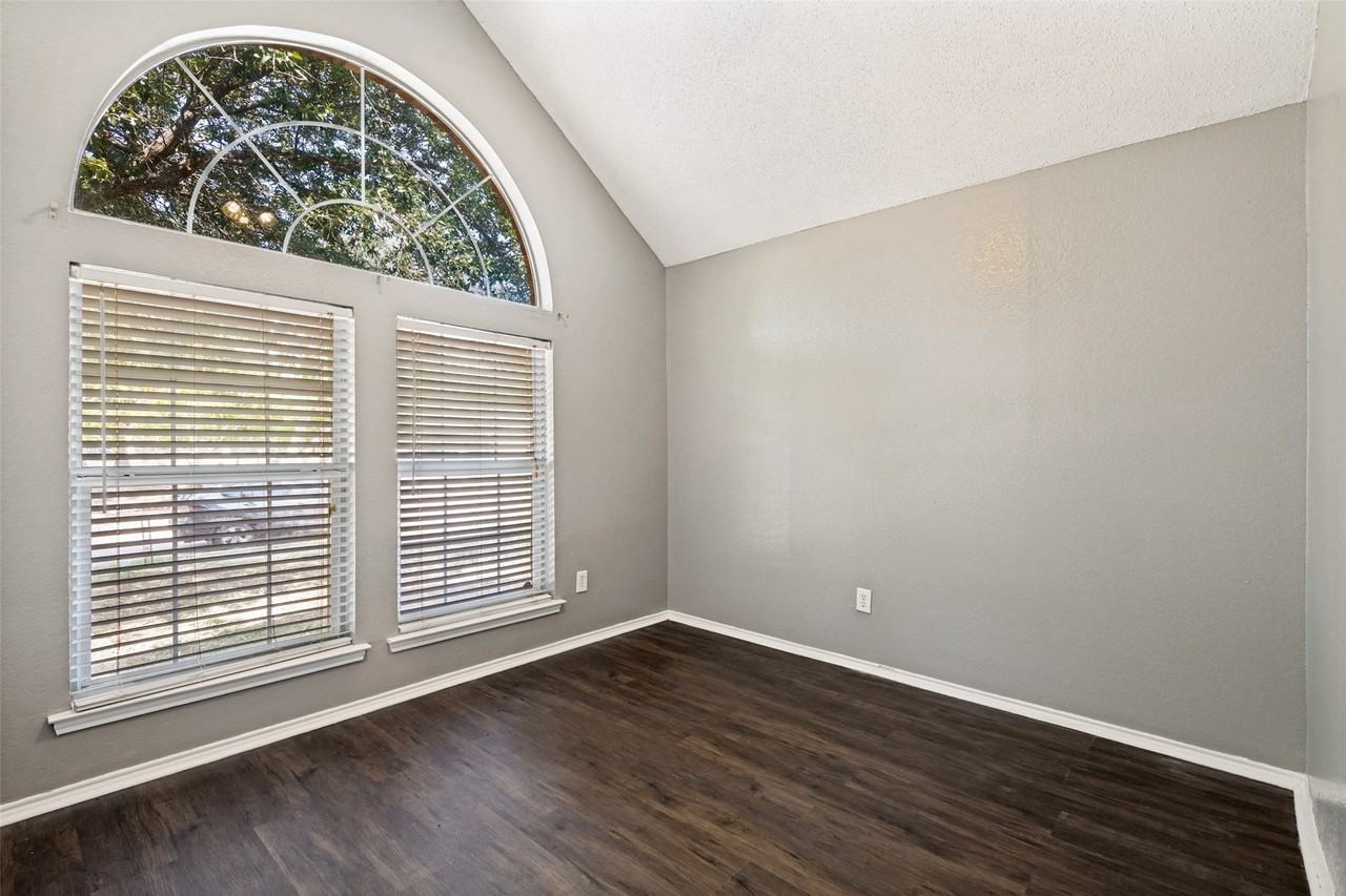 521 Brazos St - Photo 6 of 12