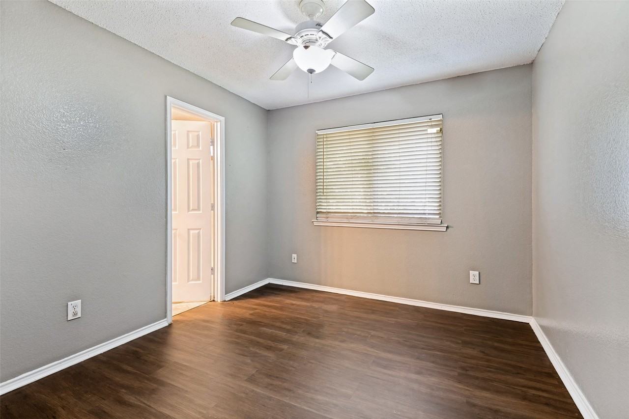 521 Brazos St - Photo 7 of 12