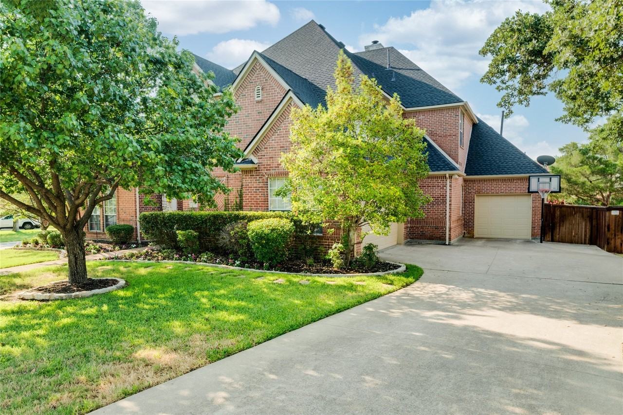 801 Camelot Ct - Photo 2 of 38